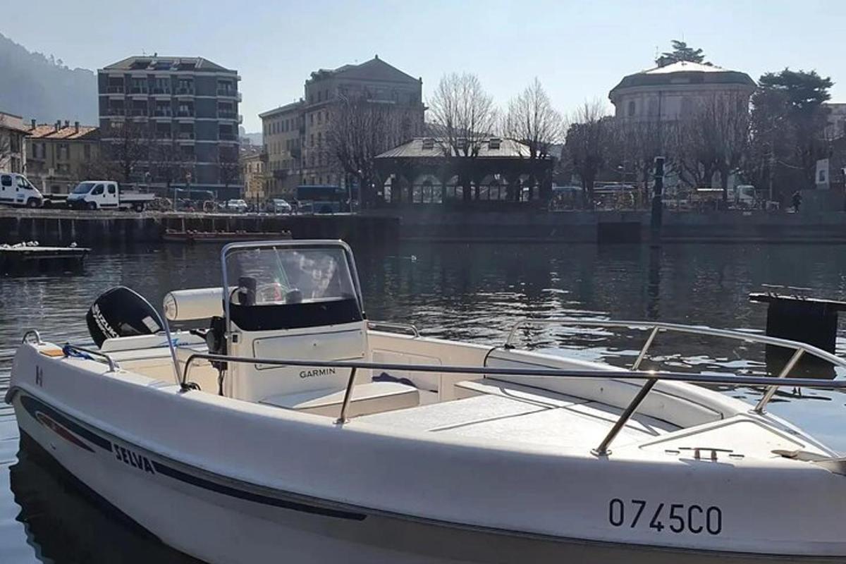 1 Hour Boat Rental Without License 40hp Engine on Lake Como