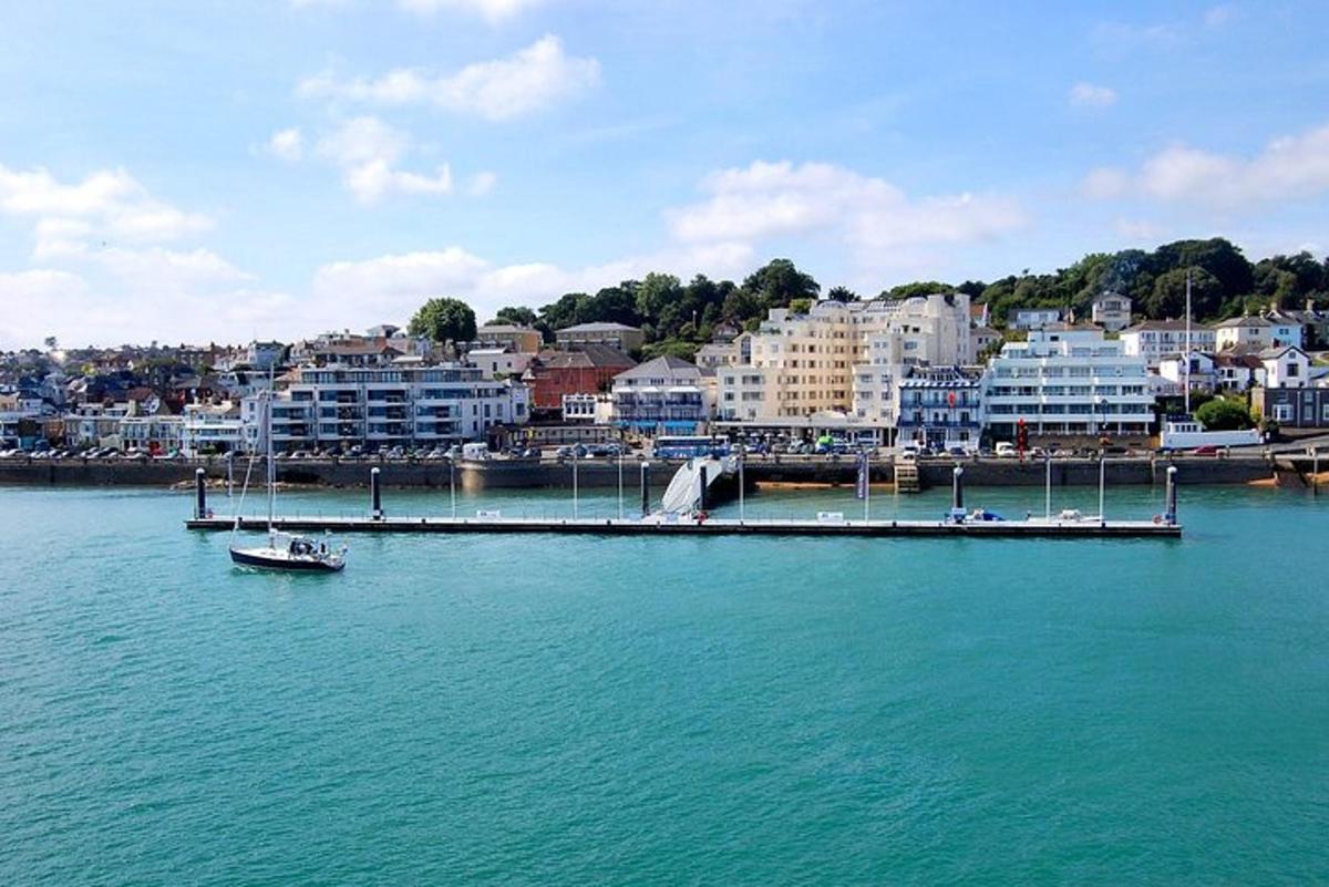 Isle of Wight Full-Day Private Tour from London