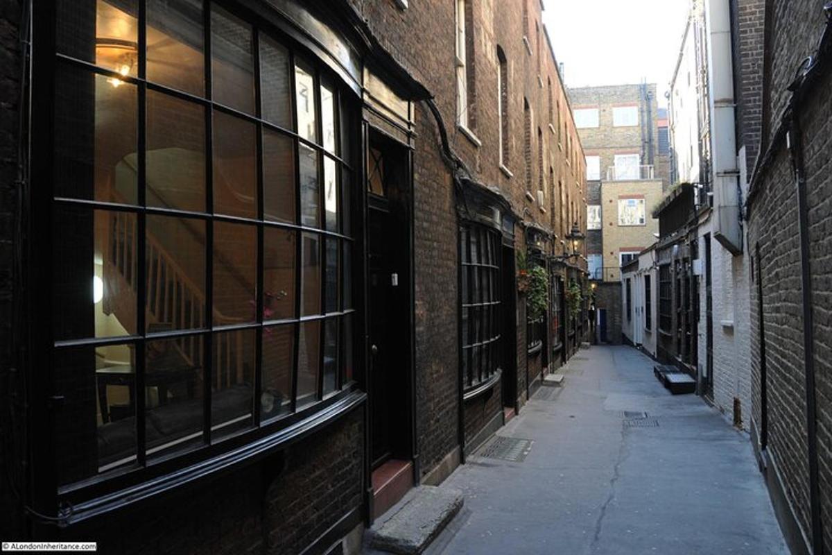 The Best Harry Potter Walking Tour & Potion Making Class