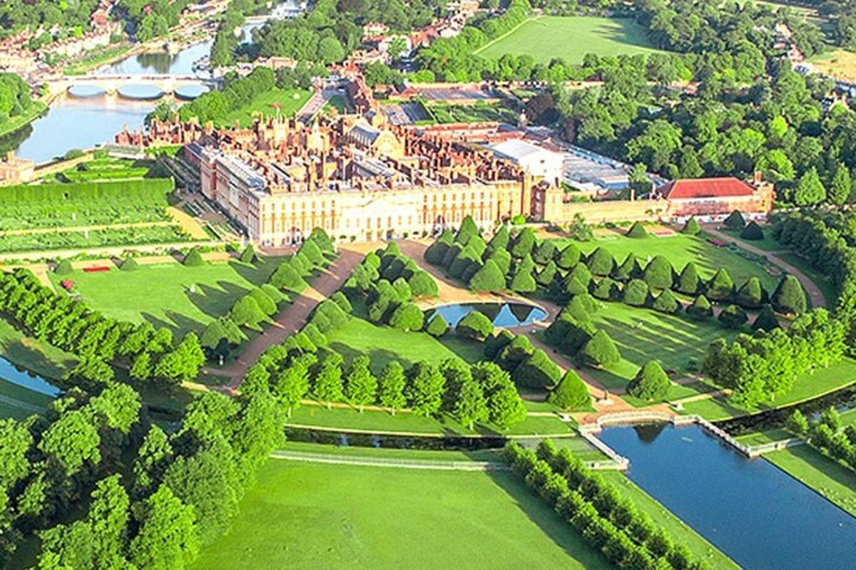 Hampton Court guided tour Full day and High Tea
