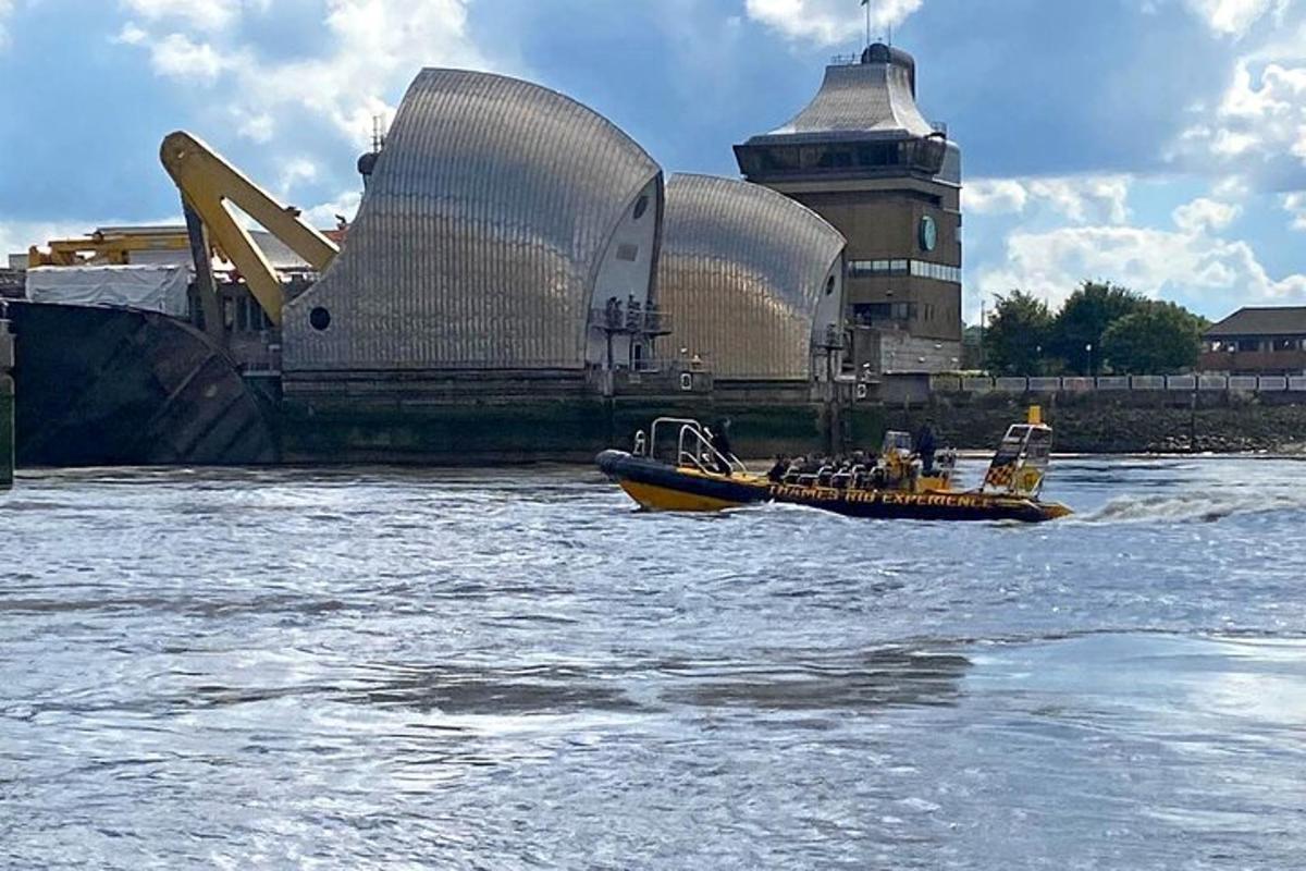 PRIVATE HIRE SPEEDBOAT 'THAMES BARRIER EXPERIENCE - 70 minutes from Embankment