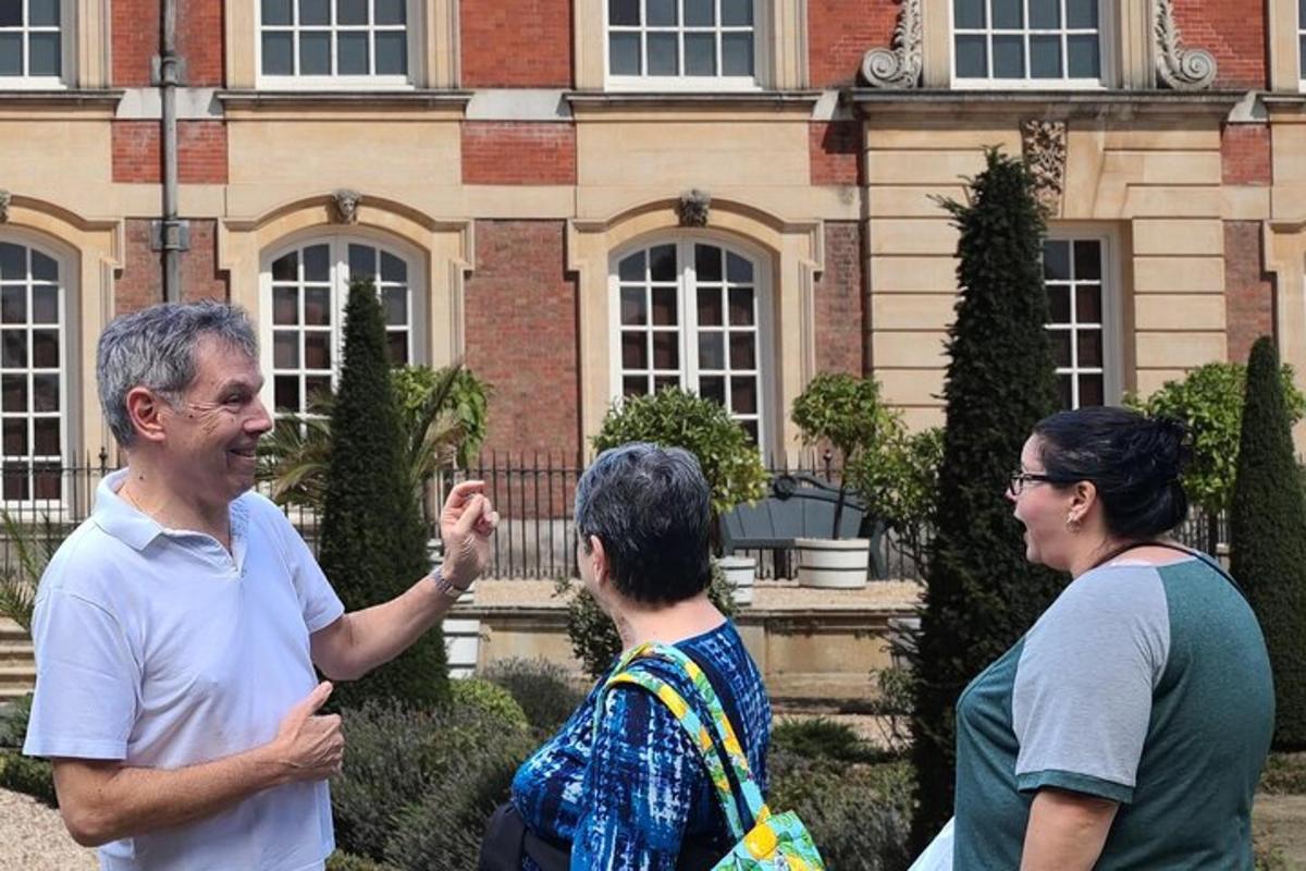Hampton Court guided tour Full day and High Tea