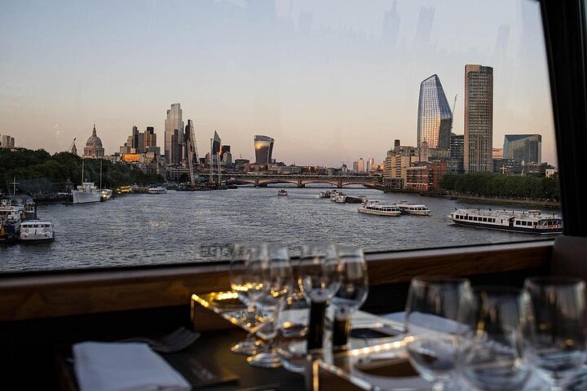 Gourmet 6-course Dinner on luxury London Bus