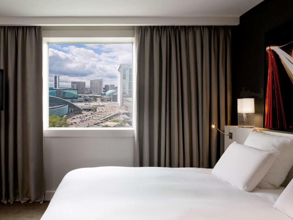 7 nights France bed and breakfast (Pullman Paris La Défense) flights included