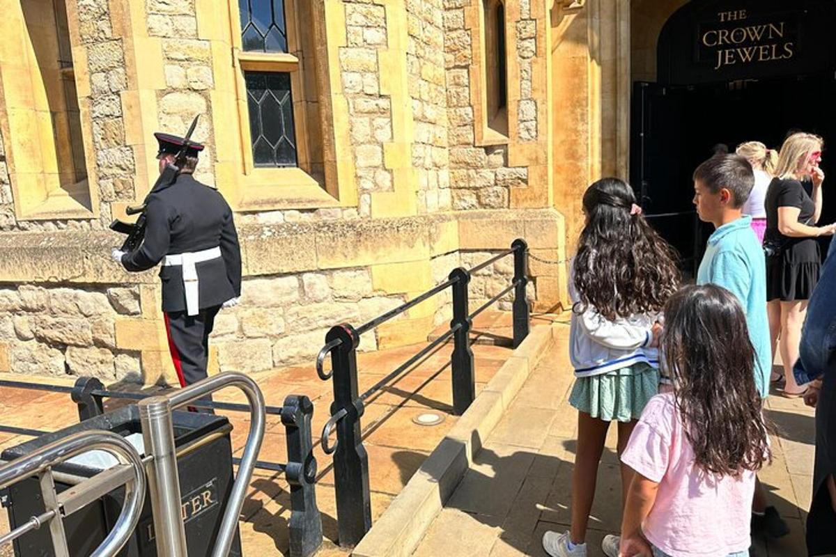 Kid-Friendly Tour Tower of London and Tower Bridge Entry