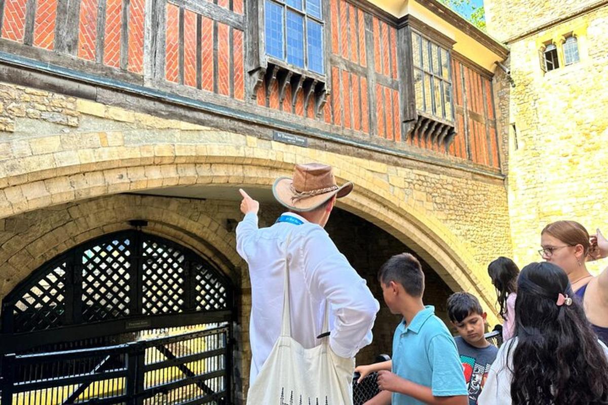 Kid-Friendly Tour Tower of London and Tower Bridge Entry