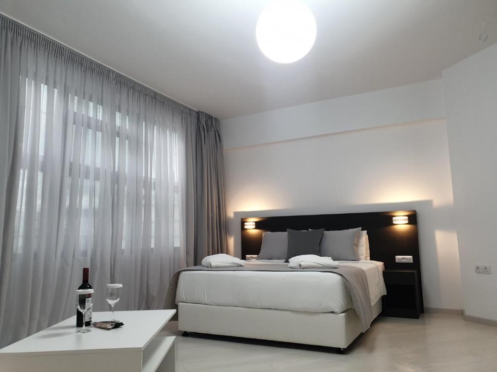 7 nights Greece bed and breakfast (Boss Boutique Athens) flights included