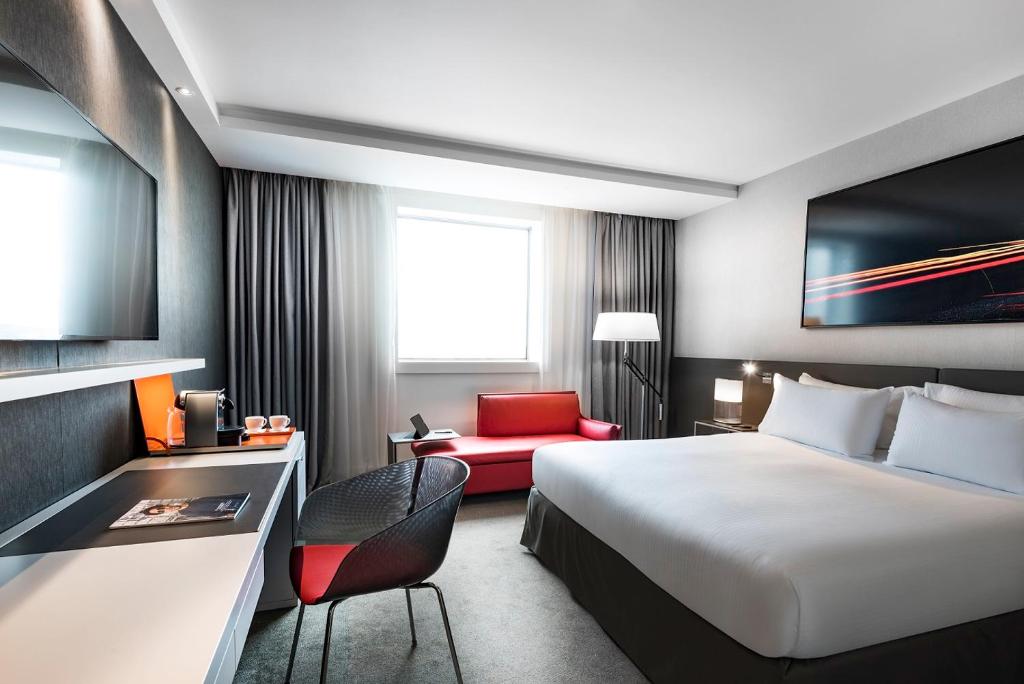7 nights France bed and breakfast (Pullman Paris La Défense) flights included