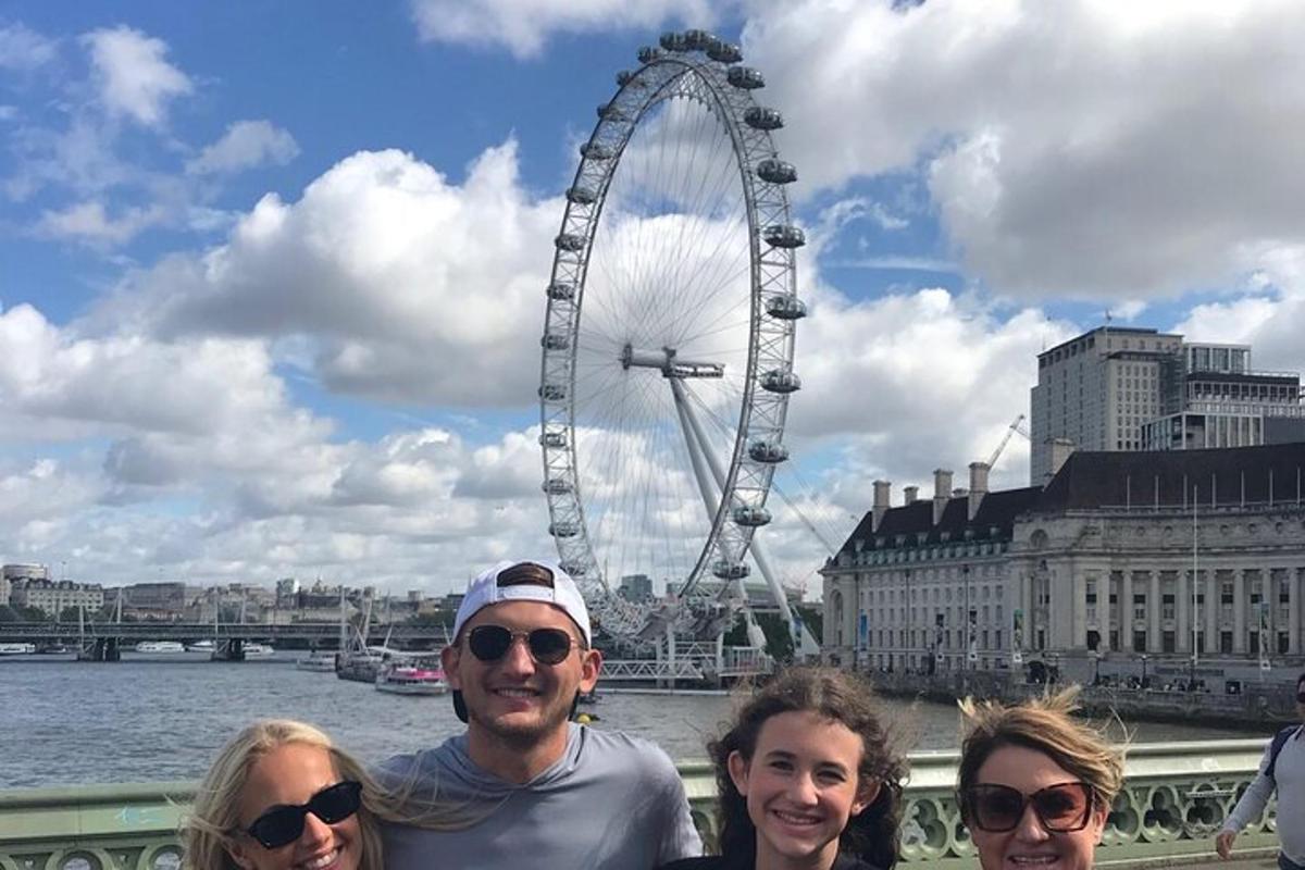 Private London Tours by experienced guide in hybrid London Taxi