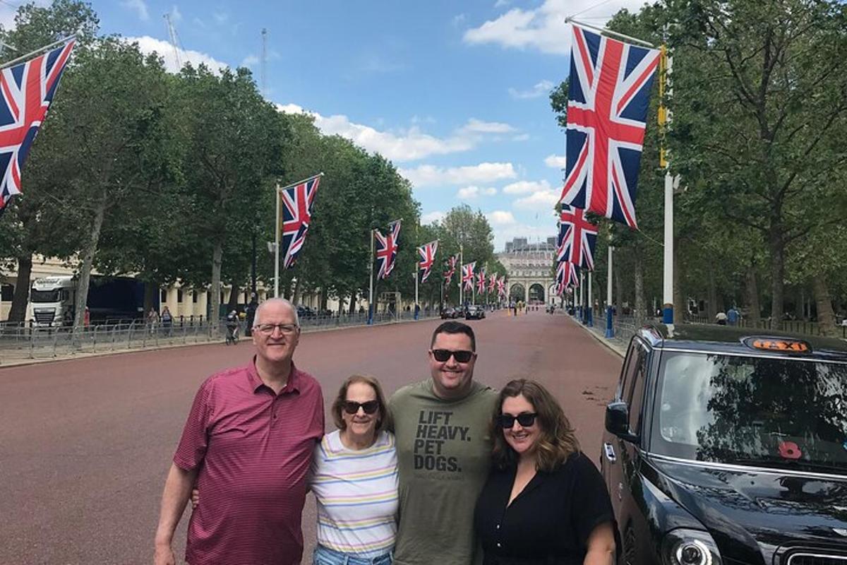 Private London Tours by experienced guide in hybrid London Taxi