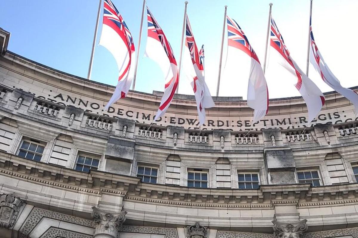 Private London Tours by experienced guide in hybrid London Taxi