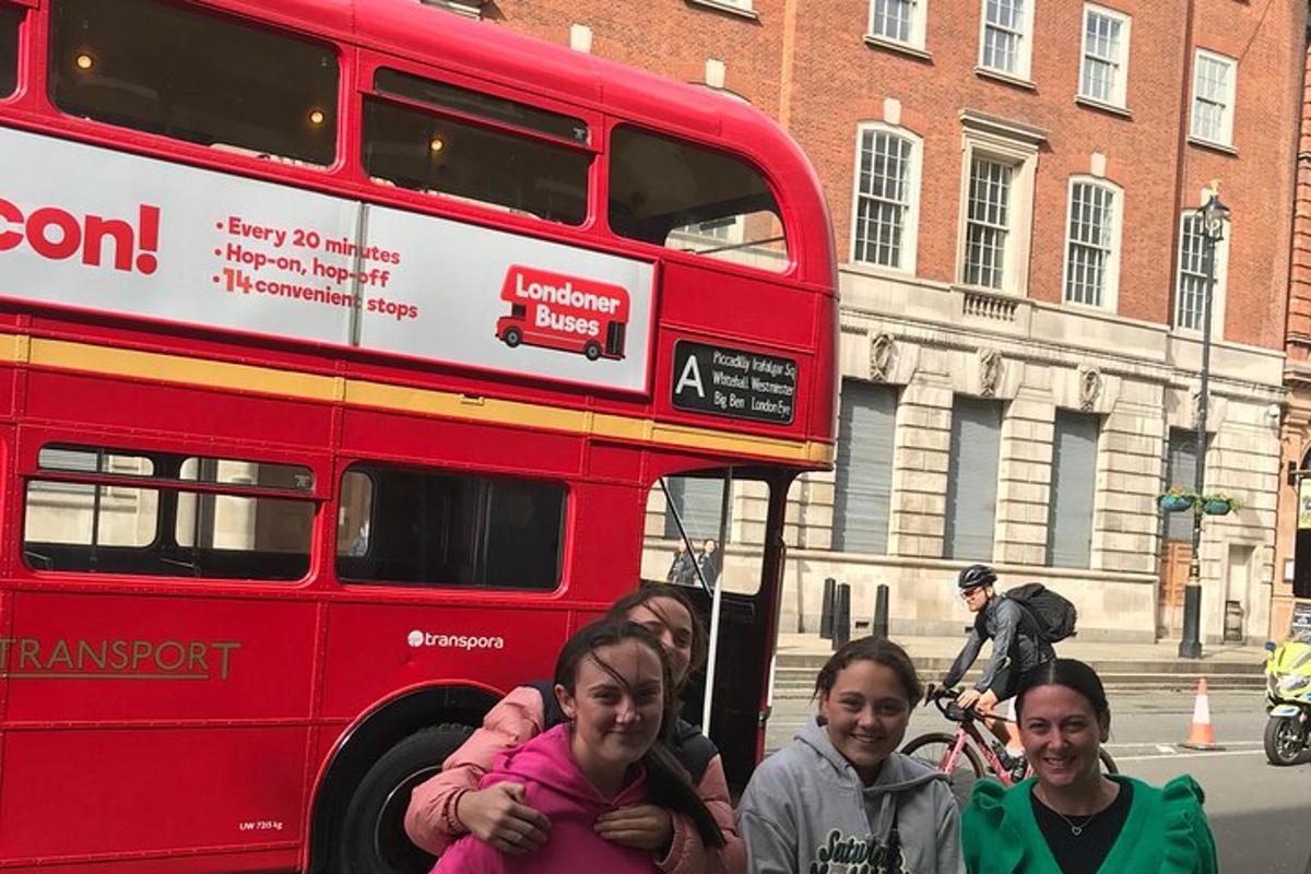 Private London Tours by experienced guide in hybrid London Taxi