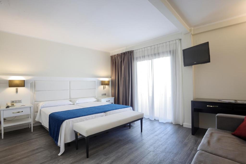 7 nights Spain bed and breakfast (Hotel Benidorm East by Pierre & Vacances) flights included