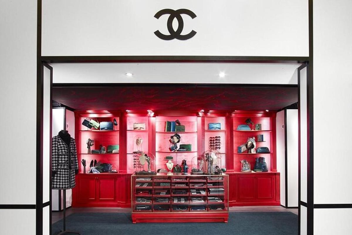 Personalised Shopping Tour in London with Expert Fashion Stylist