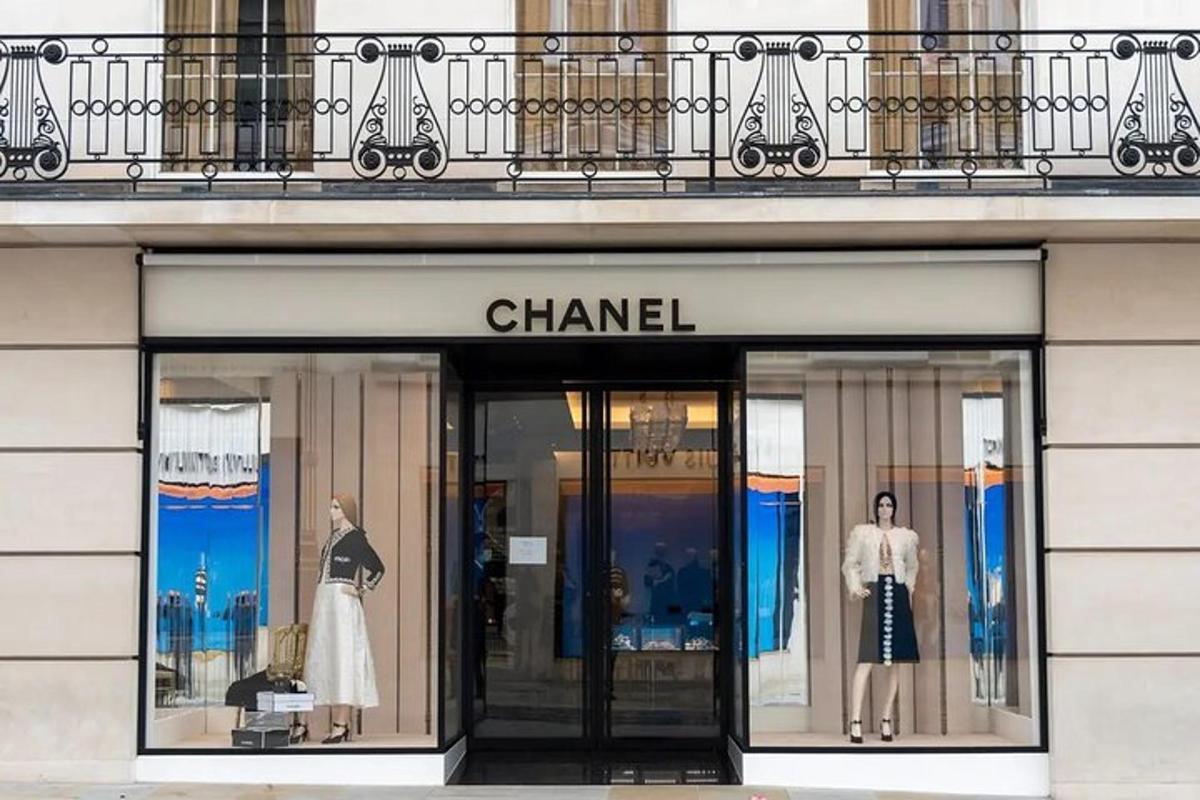 Personalised Shopping Tour in London with Expert Fashion Stylist