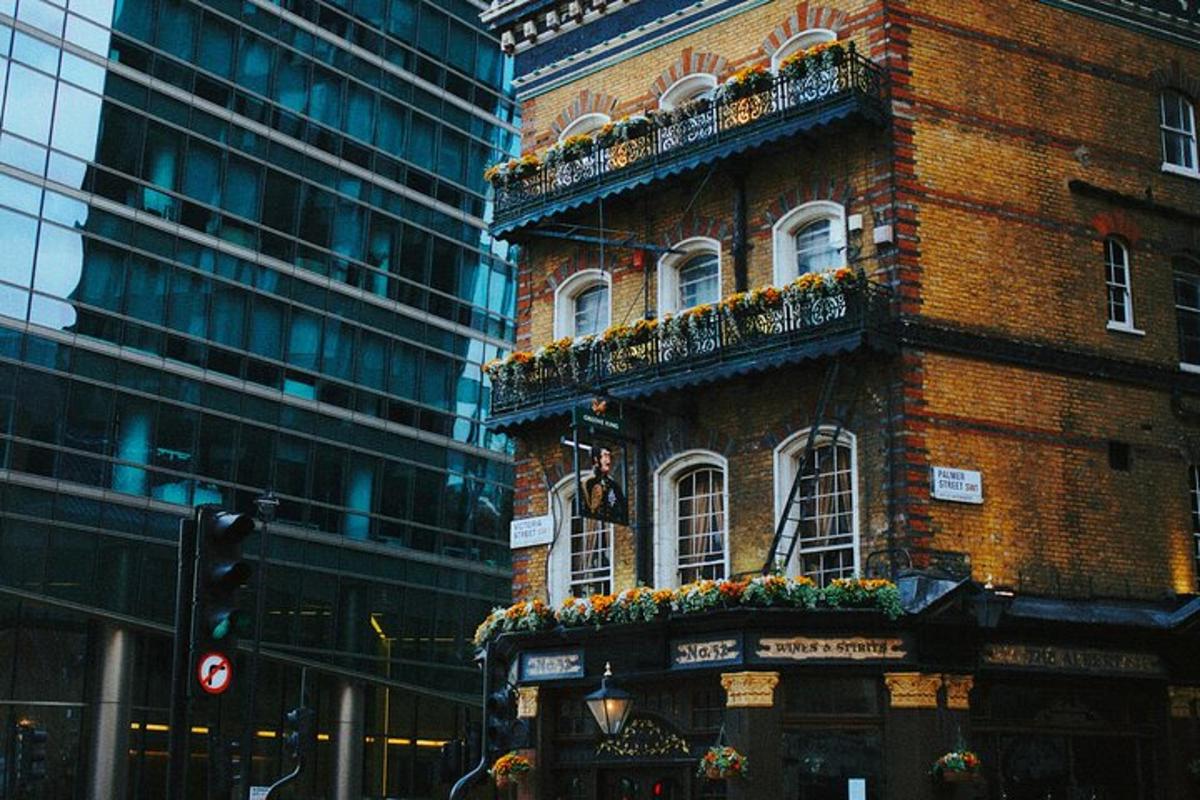 London's Pub Expedition, Sip and Explore