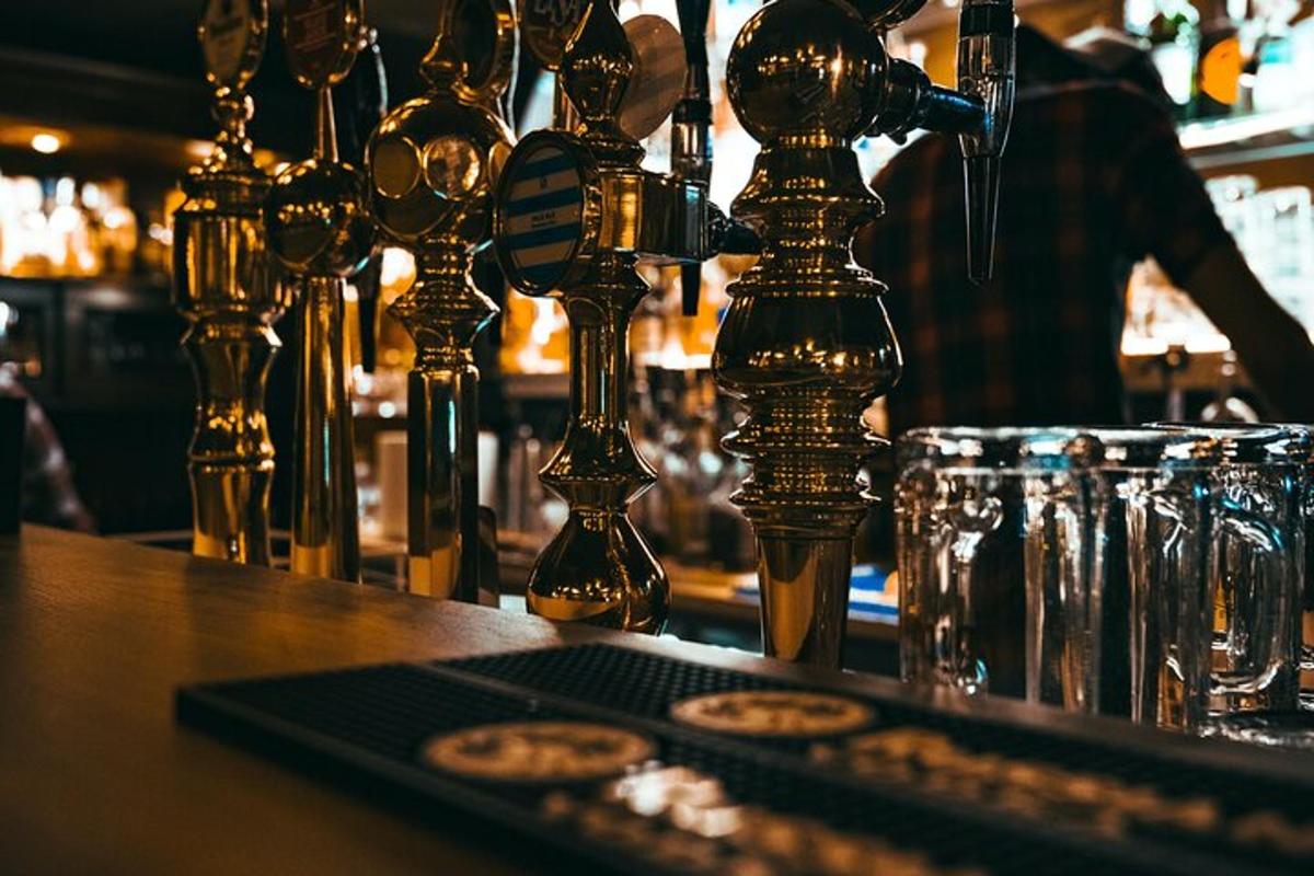 London's Pub Expedition, Sip and Explore