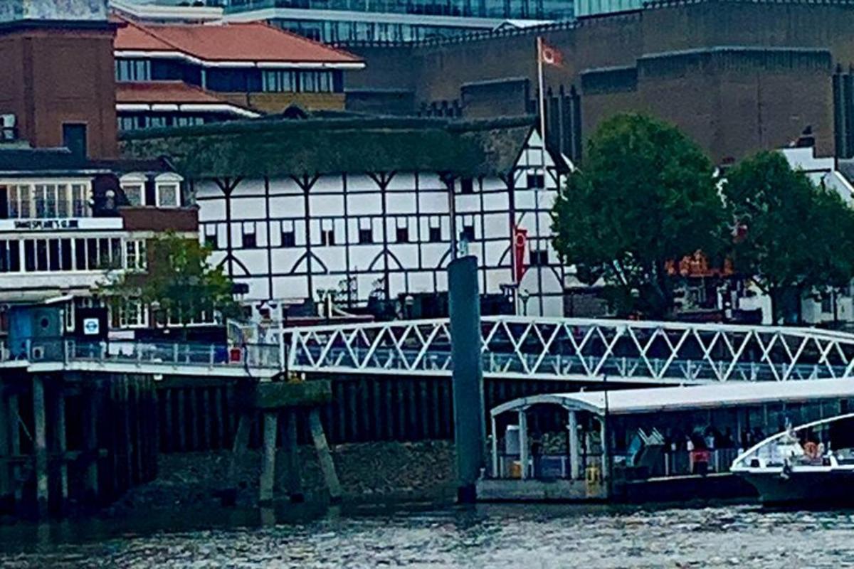 Shakespeare and Shoreditch Promenade Walking Tour in London