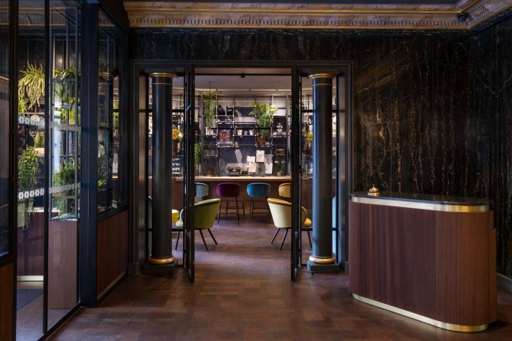 7 nights France bed and breakfast (Victoria Palace Hotel Paris) flights included