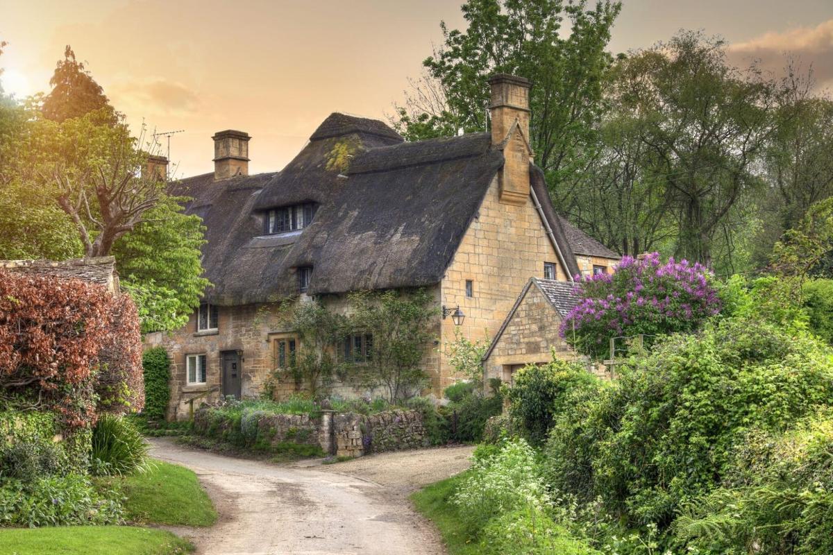 Full-day Tour of the Cotswolds with Lunch