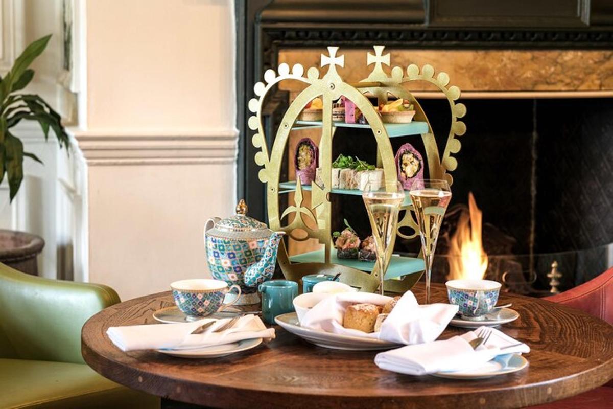 From London Guided tour to Windsor Castle with an Afternoon Tea