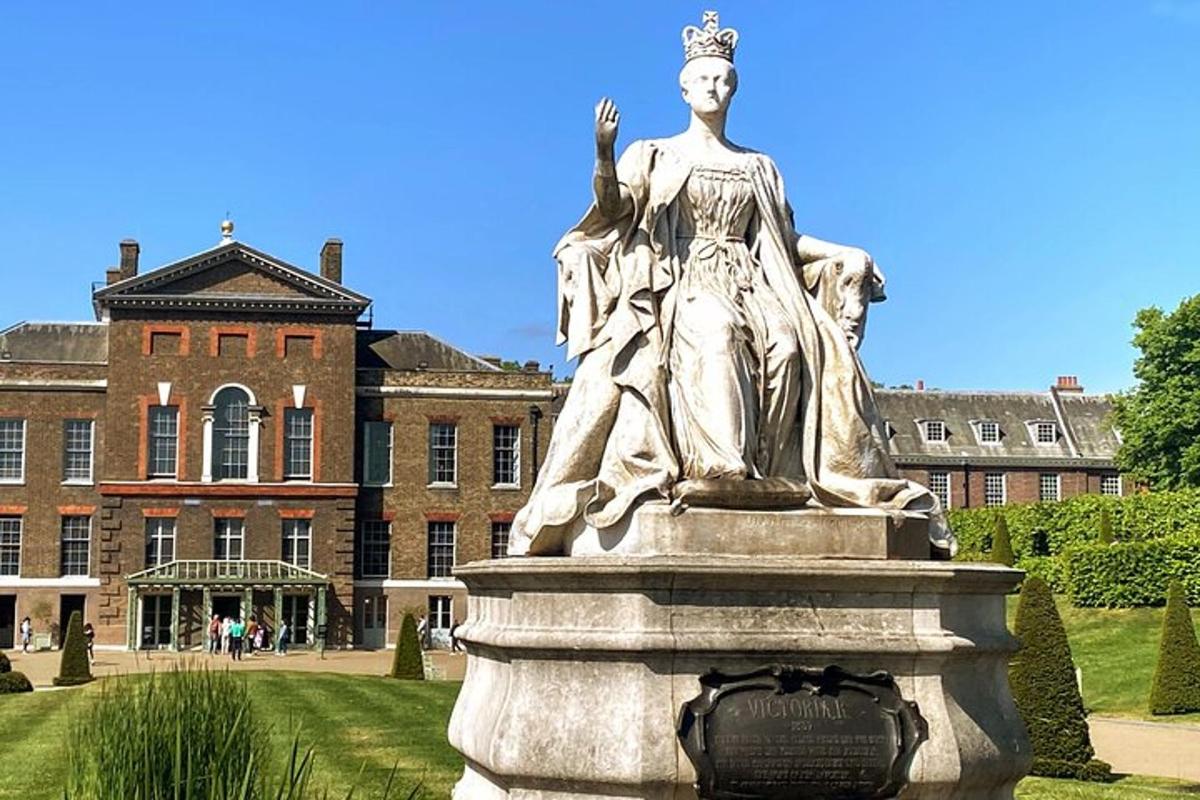 Private Guided Tour of London Highlights in Executive Vehicle