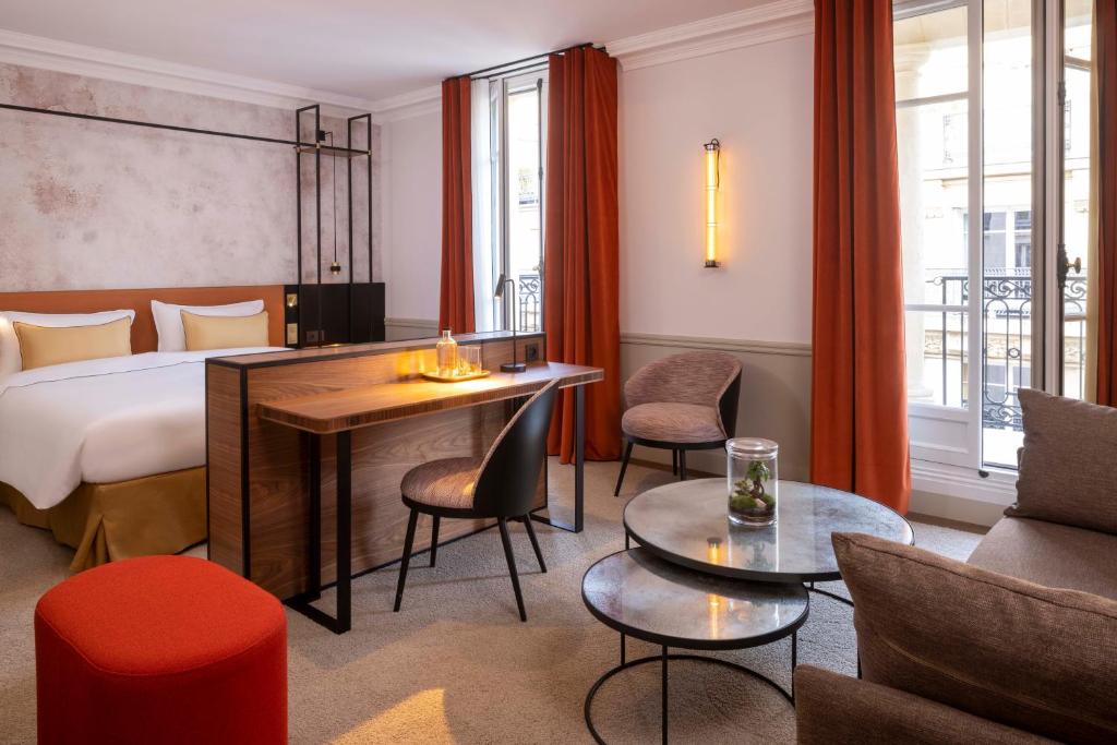 7 nights France bed and breakfast (Victoria Palace Hotel Paris) flights included