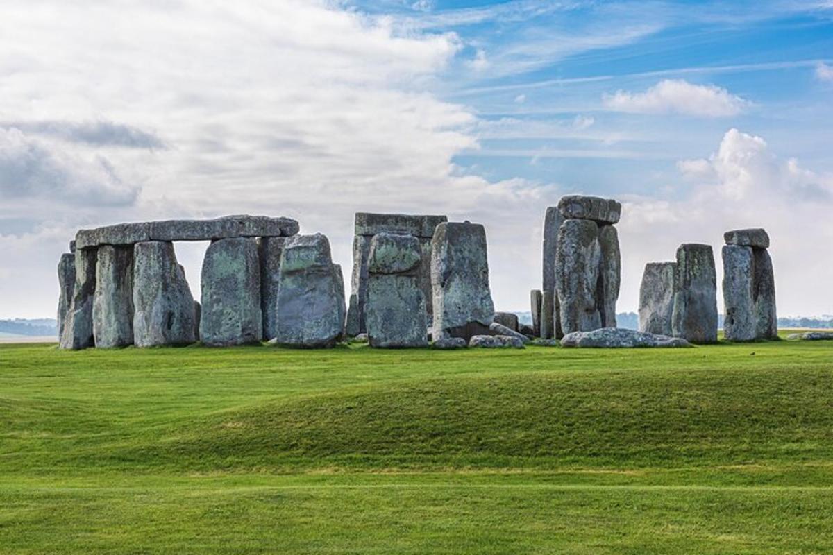 London to Southampton via Attraction of your choice (Stonehenge, Windsor etc)