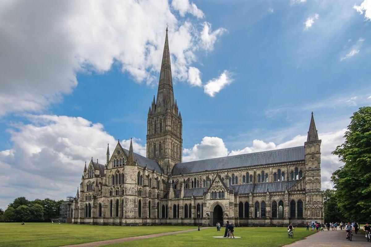 London to Southampton via Attraction of your choice (Stonehenge, Windsor etc)