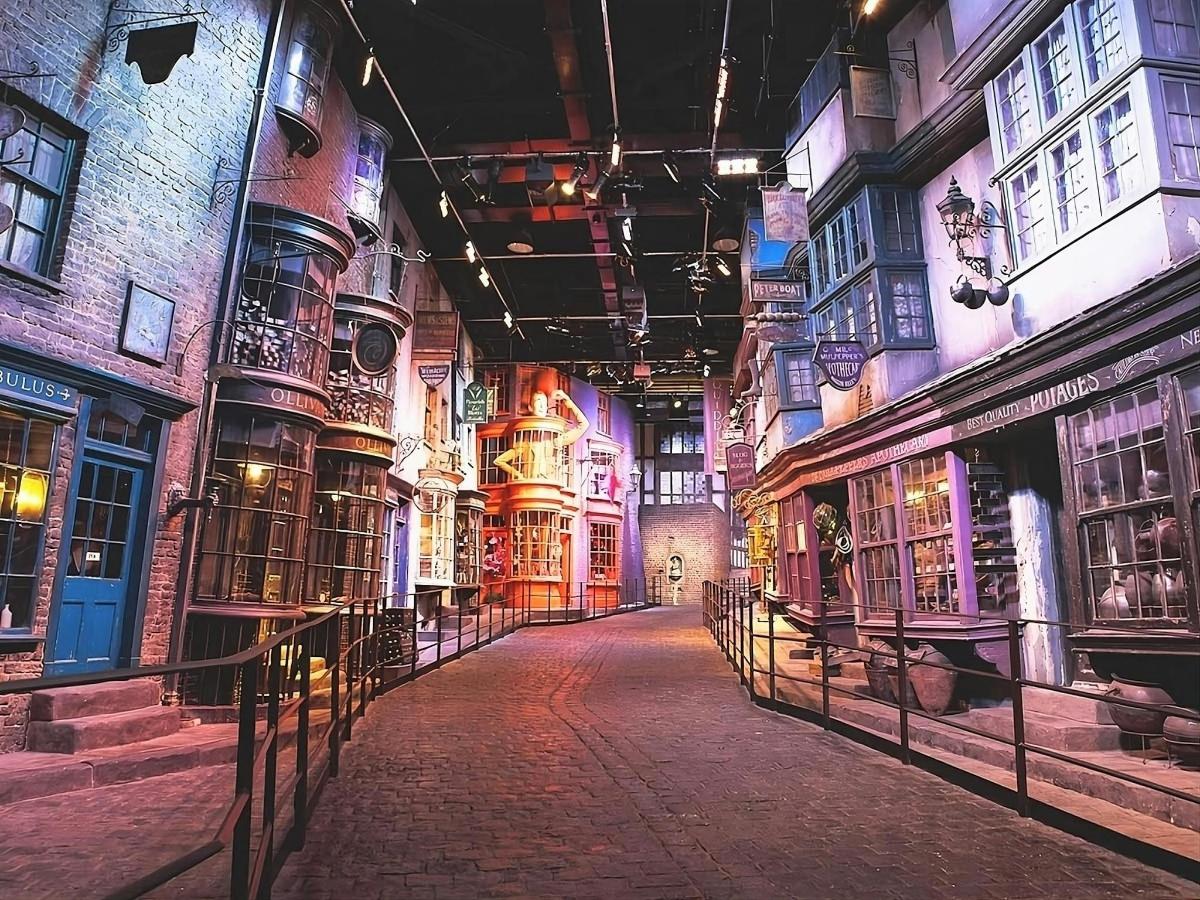 Tour of Warner Bros. Studio