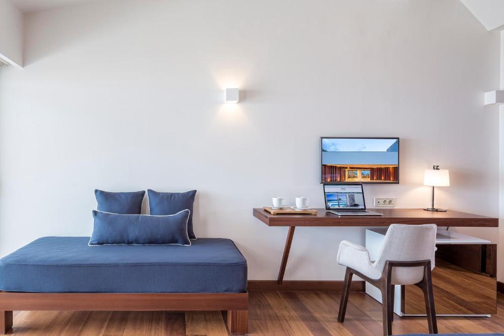 7 nights Greece bed and breakfast (Horizon Blu Boutique Hotel) flights included