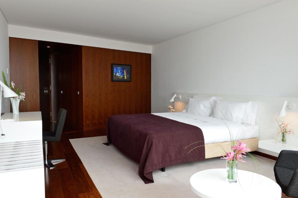 7 nights Portugal bed and breakfast (Pousada Palácio Estói) flights included