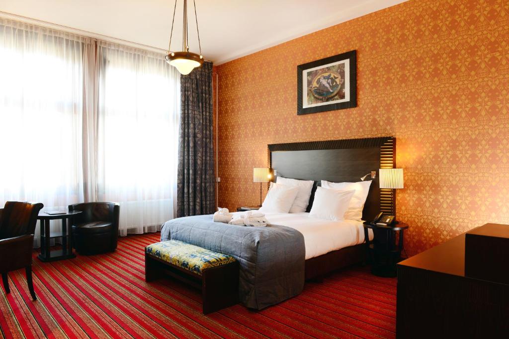 7 nights Amsterdam bed and breakfast (Grand Hotel Amrâth Amsterdam) flights included