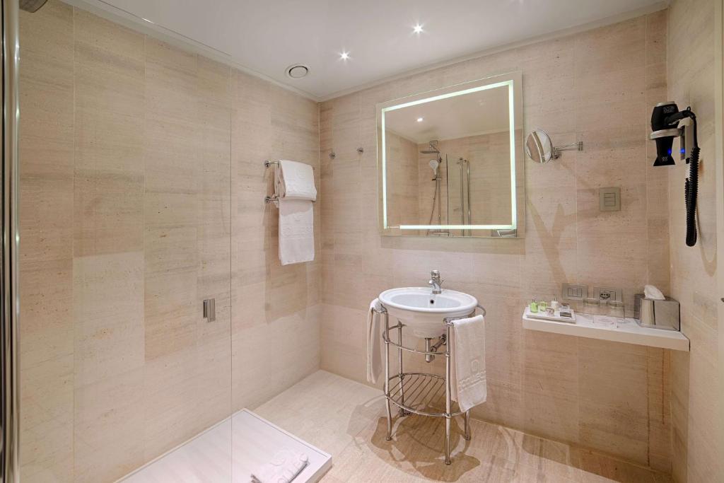 7 nights Italy bed and breakfast (NH Collection Palazzo Verona) flights included