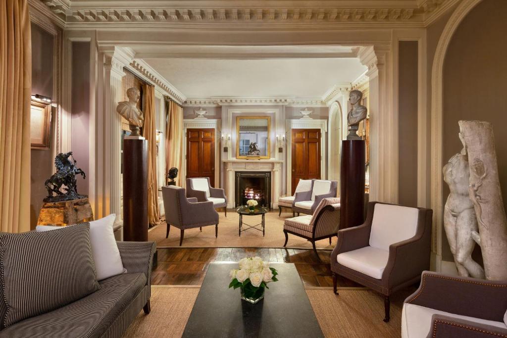 7 nights France bed and breakfast (Le Dokhan’s Paris Arc de Triomphe, a Tribute Portfolio Hotel) flights included