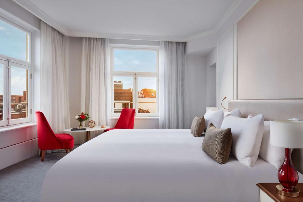 7 nights Amsterdam bed and breakfast (NH Collection Amsterdam Doelen) flights included