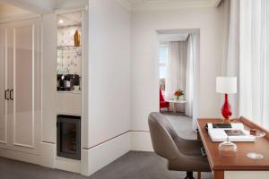 7 nights Amsterdam bed and breakfast (NH Collection Amsterdam Doelen) flights included