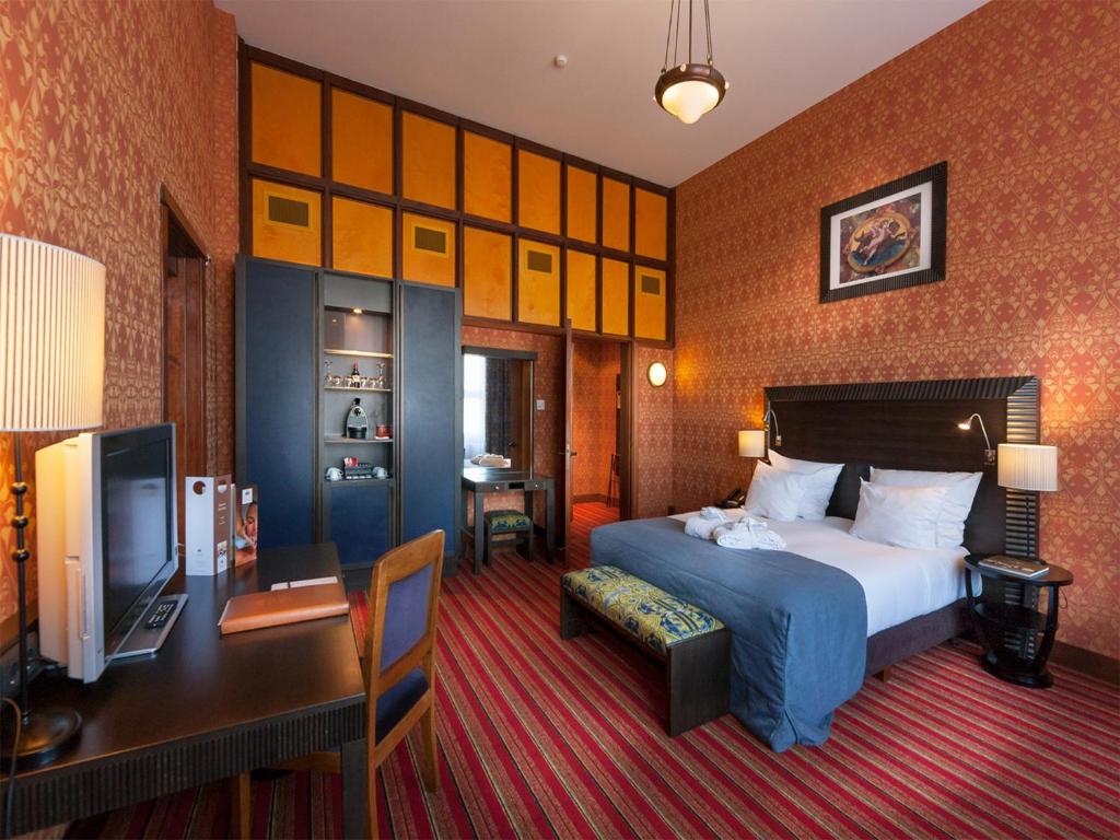 7 nights Amsterdam bed and breakfast (Grand Hotel Amrâth Amsterdam) flights included