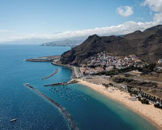 2 nights Spain bed and breakfast (Catalonia Oro Negro) flights included