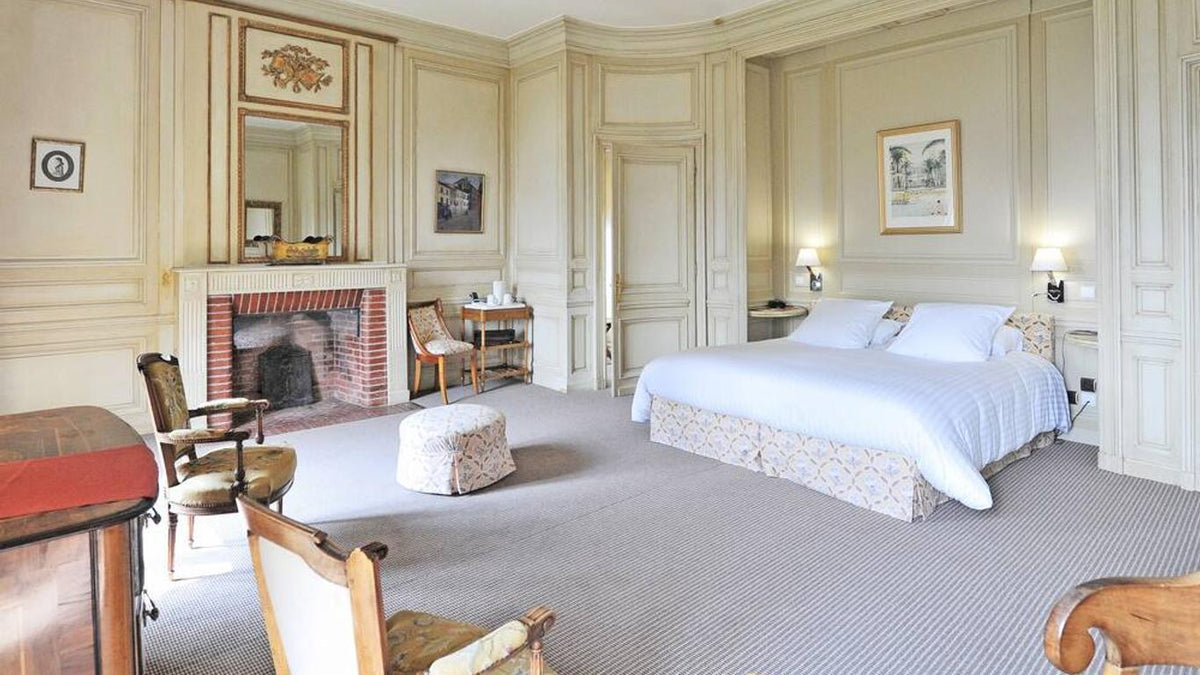 7 nights France bed and breakfast (Hôtel Villa Navarre) flights included