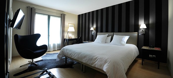 7 nights France bed and breakfast (Hôtel Villa Navarre) flights included
