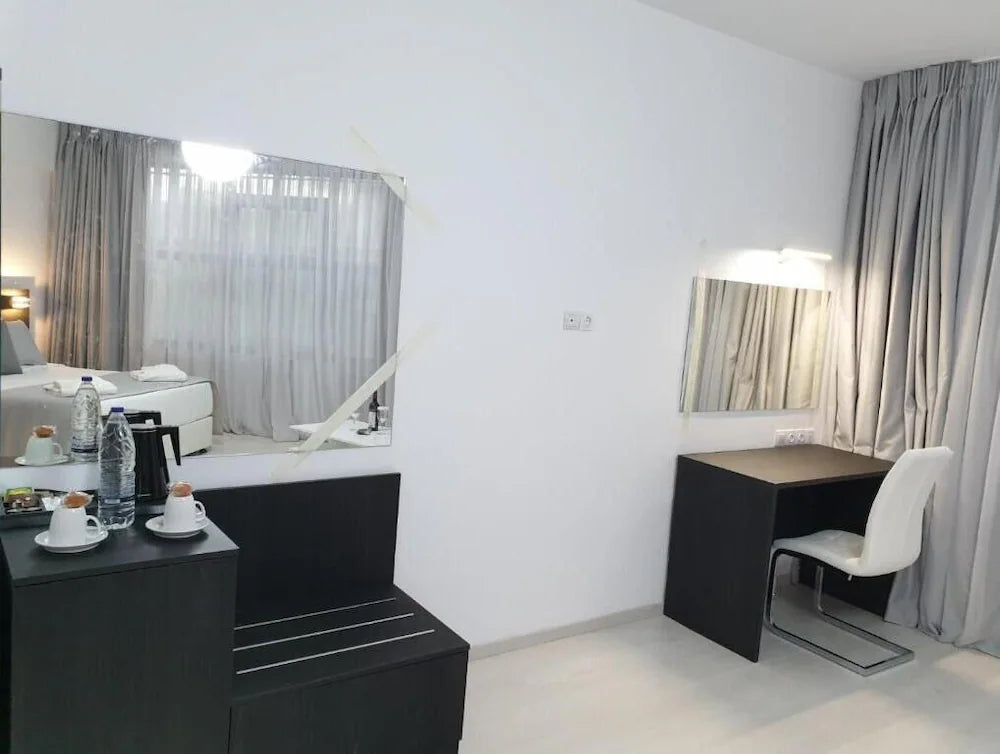 7 nights Greece bed and breakfast (Boss Boutique Athens) flights included